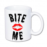 śmieszny kubek z nadrukiem ust i napisem bite me, ugryź mnie