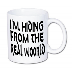 kubek z nadrukiem, chowam się przed prawdziwym światem