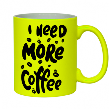 kubek na kawę z śmiesznym nadrukiem, potrzebuje więcej kawy