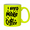 kubek na kawę z śmiesznym nadrukiem, potrzebuje więcej kawy