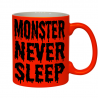 Neonowy pomarańczowy kubek z czarnym nadrukiem monster never sleep