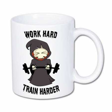 biały kubek na siłownie z nadrukiem trenującego szkieletu
