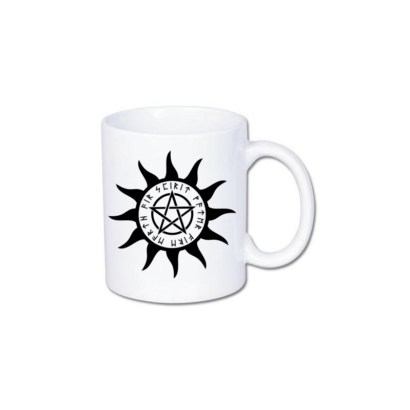 kubek z nadrukiem otoczonego runami pentagramu.
