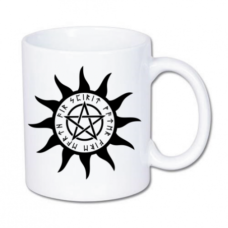 kubek z nadrukiem otoczonego runami pentagramu.