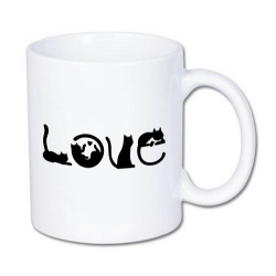 biały kubek z kocim napisem love