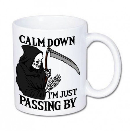 kubek z nadrukiem śmierci i tekstem spokojnie ja tylko przechodzę