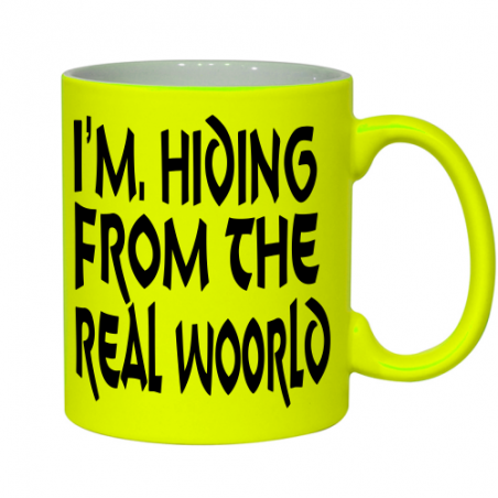 kubek z nadrukiem, chowam się przed prawdziwym światem